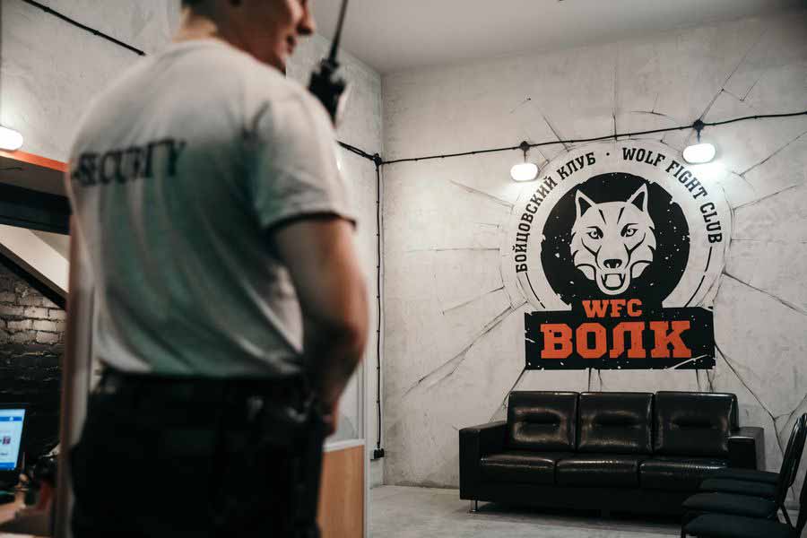 Зона отдыха клуба со знаком ВОЛК на стене
